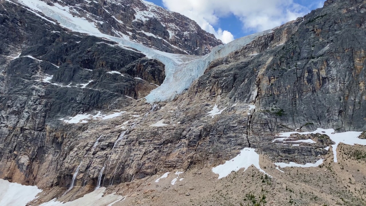 天使冰川在伊迪丝卡维尔山在碧玉国家公园，在冰川小径视频素材