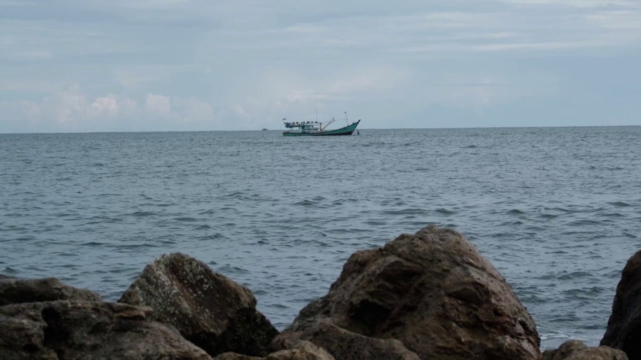 停泊在海上的船的景色视频素材