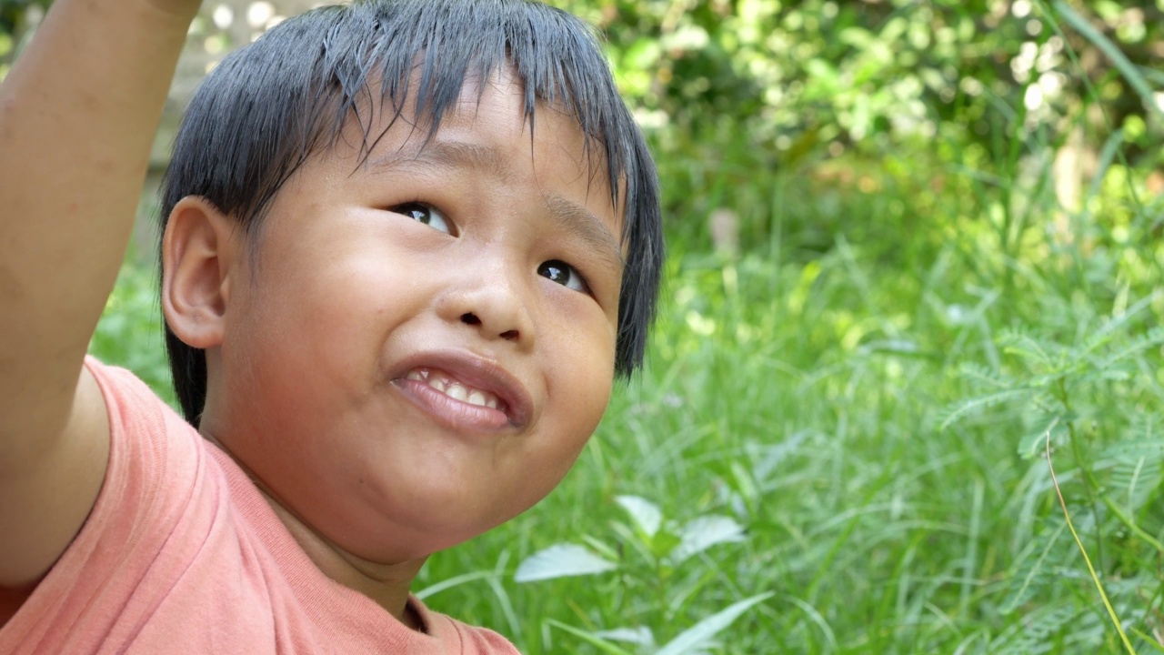 小男孩在家里玩泡泡枪。视频素材