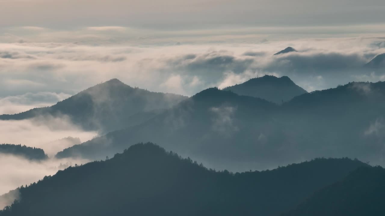 清晨山雾鸟瞰图视频素材