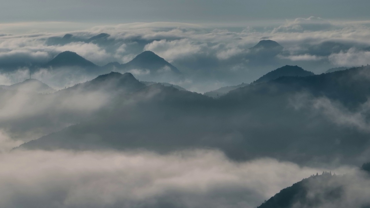 清晨山雾鸟瞰图视频素材