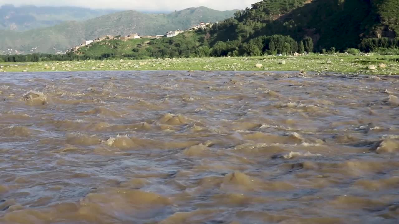 暴雨过后，河水泛滥，把山谷里的泥土和泥土都冲走了视频素材