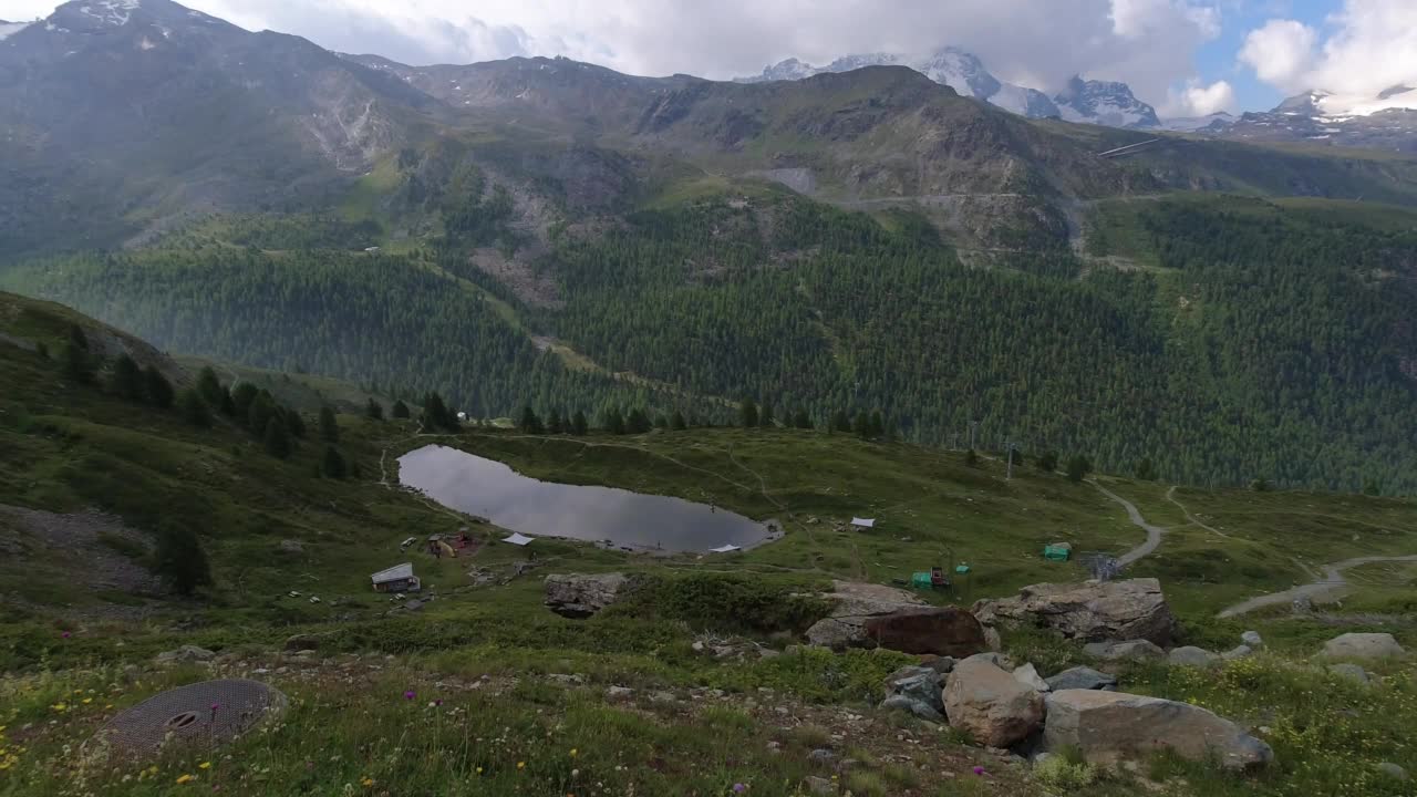 马特洪峰附近的高山景观。在阴天俯瞰瑞士阿尔卑斯山的全景视频素材