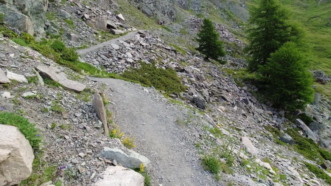 马特洪峰附近的高山景观。在阴天俯瞰瑞士阿尔卑斯山的全景视频素材