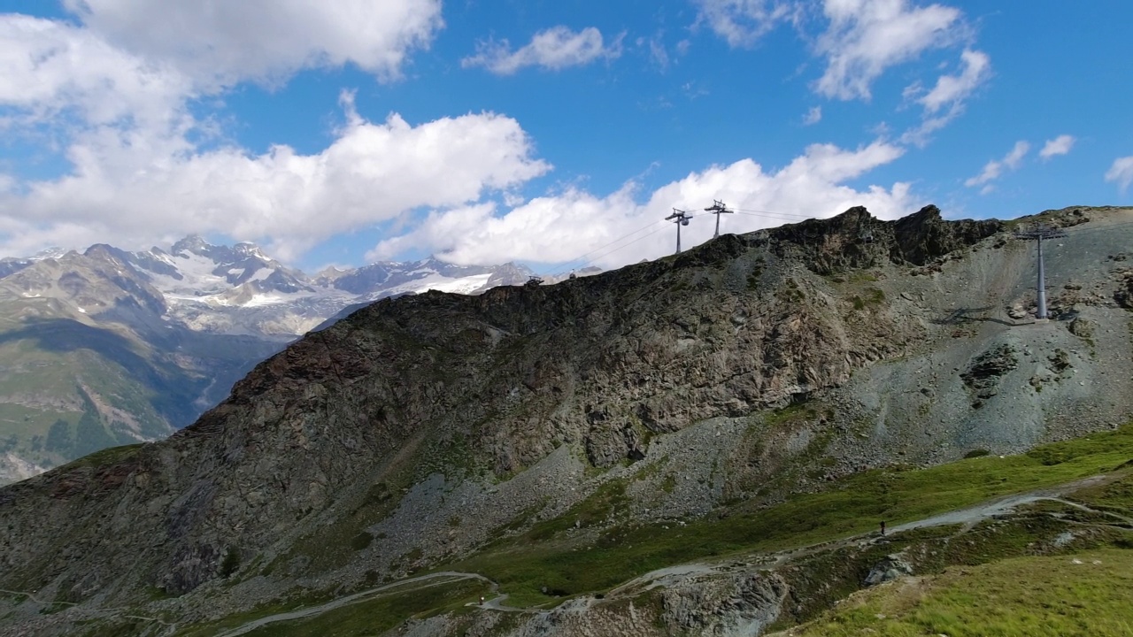 马特洪峰附近的高山景观。在阴天俯瞰瑞士阿尔卑斯山的全景视频素材