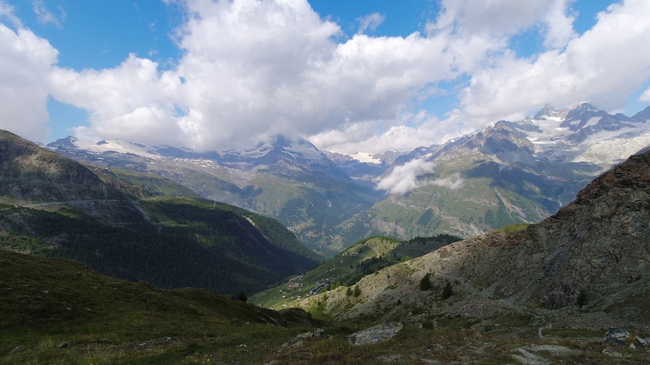 马特洪峰附近的高山景观。在阴天俯瞰瑞士阿尔卑斯山的全景视频素材