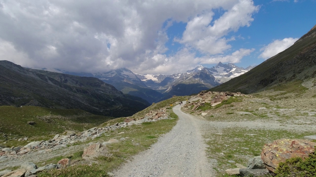 马特洪峰附近的高山景观。在阴天俯瞰瑞士阿尔卑斯山的全景视频素材