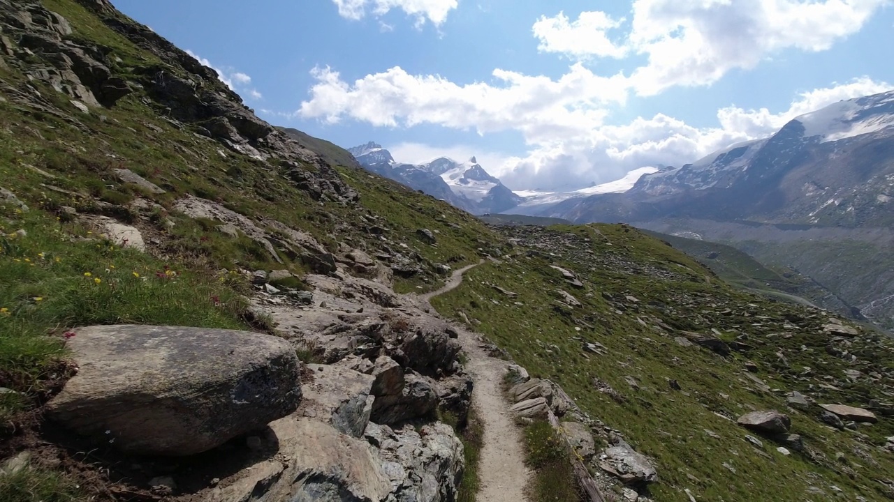 马特洪峰附近的高山景观。在阴天俯瞰瑞士阿尔卑斯山的全景视频素材