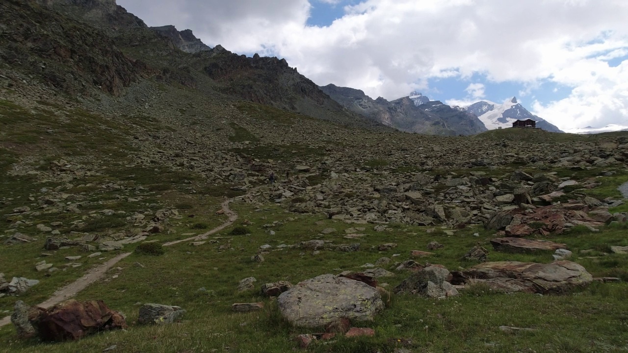 马特洪峰附近的高山景观。在阴天俯瞰瑞士阿尔卑斯山的全景视频素材