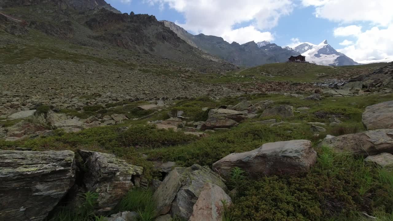 马特洪峰附近的高山景观。在阴天俯瞰瑞士阿尔卑斯山的全景视频素材