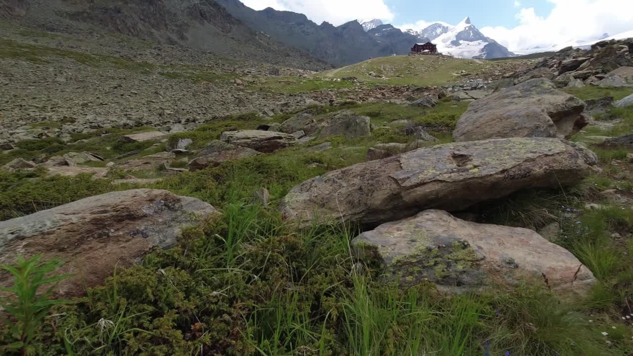 马特洪峰附近的高山景观。在阴天俯瞰瑞士阿尔卑斯山的全景视频素材