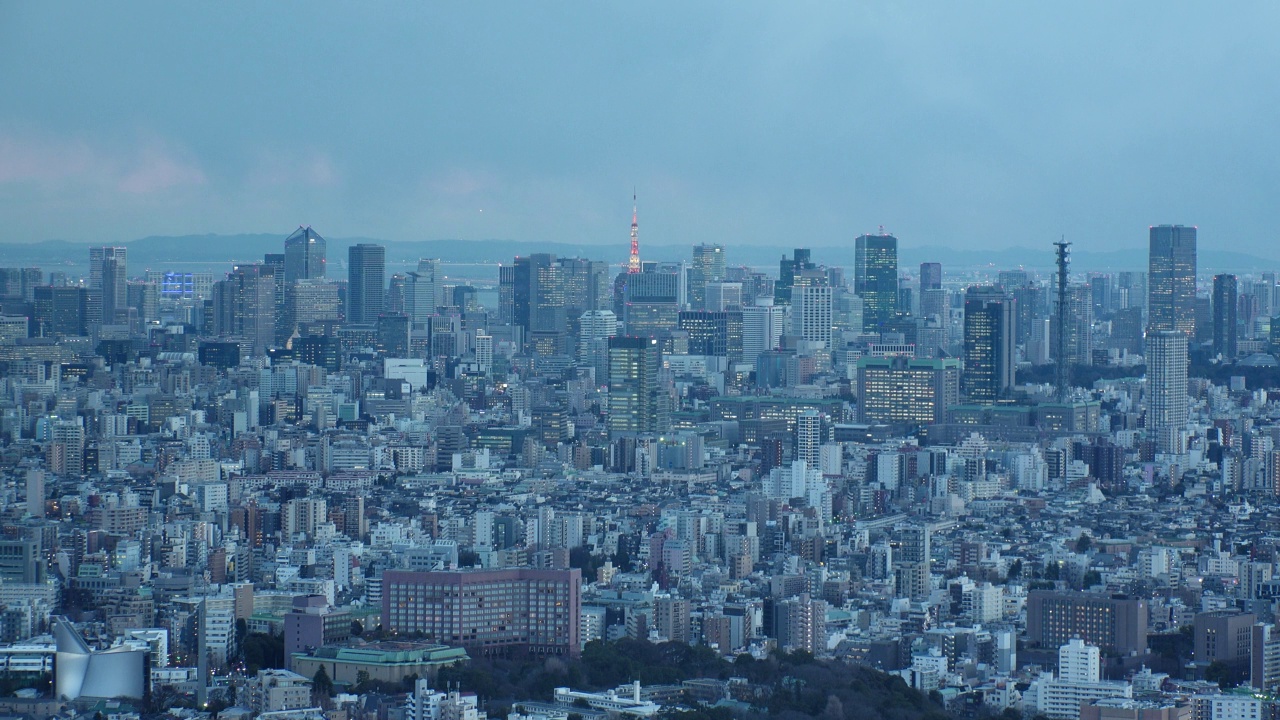 日本东京:东京都市景观的日出或日落。视频素材