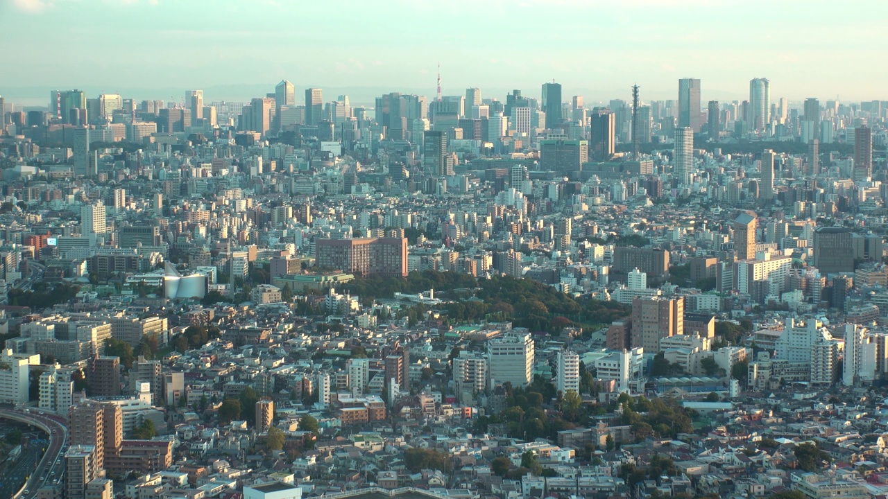 日本东京:东京都市景观的日出或日落。视频素材