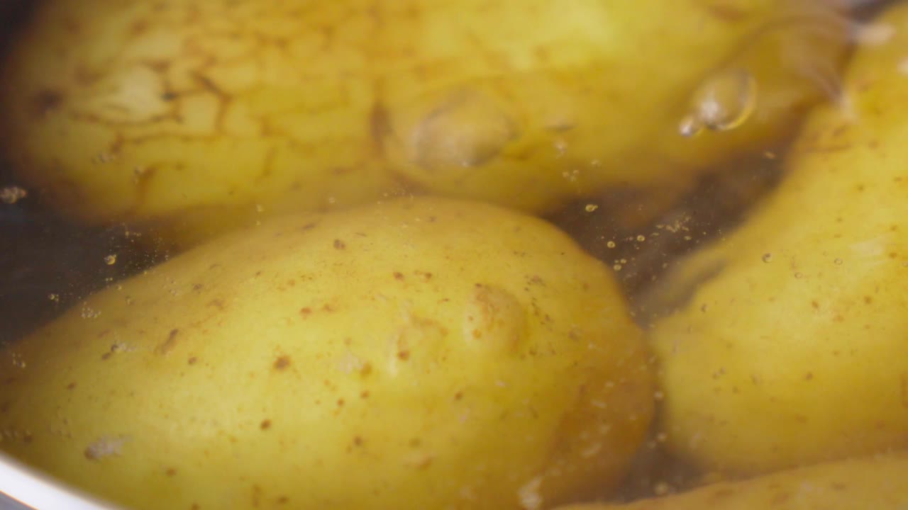 把土豆放在炖锅里煮。土豆在水里。家乡菜。有选择性的重点视频素材