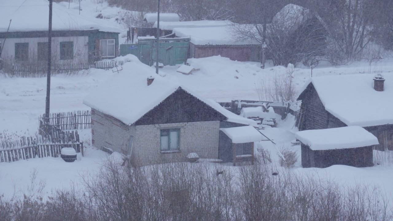 冬天下雪的房子背景特写，选择性对焦。冬天的心情视频素材