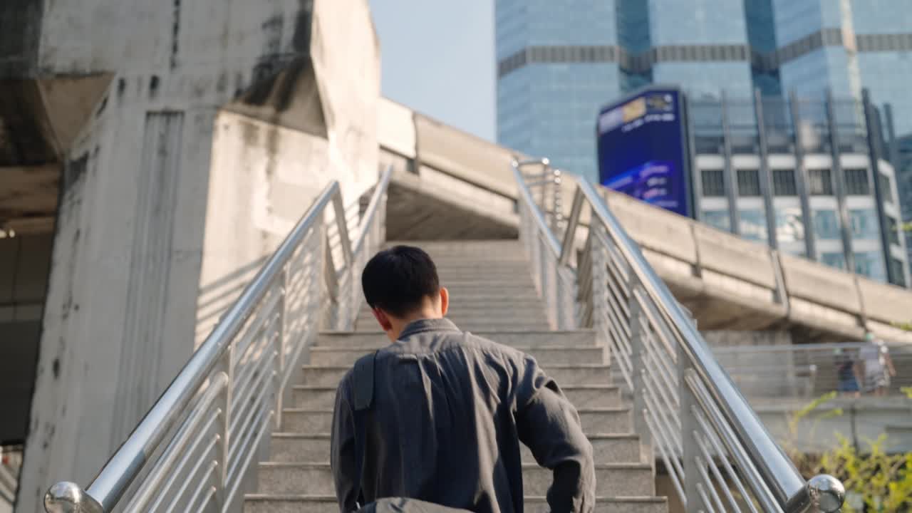 亚洲男子商务旅行时使用电动滑板车。视频素材