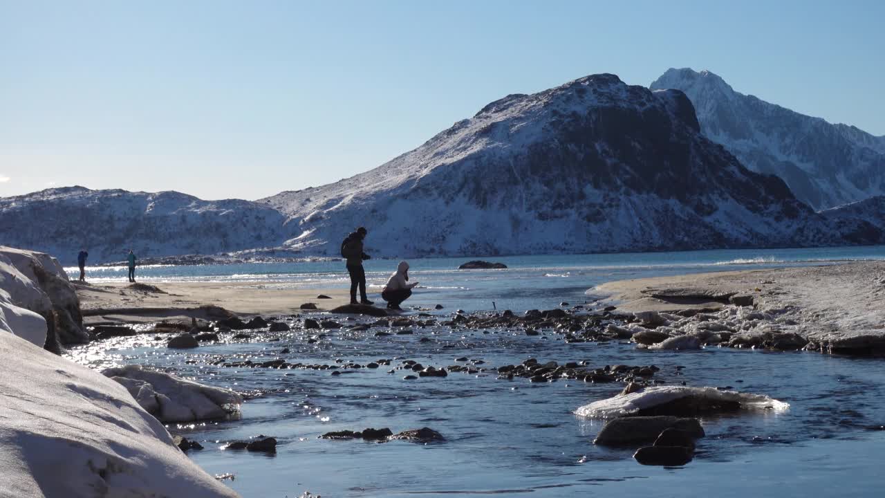 冬季罗浮敦群岛沙滩上的海浪视频素材