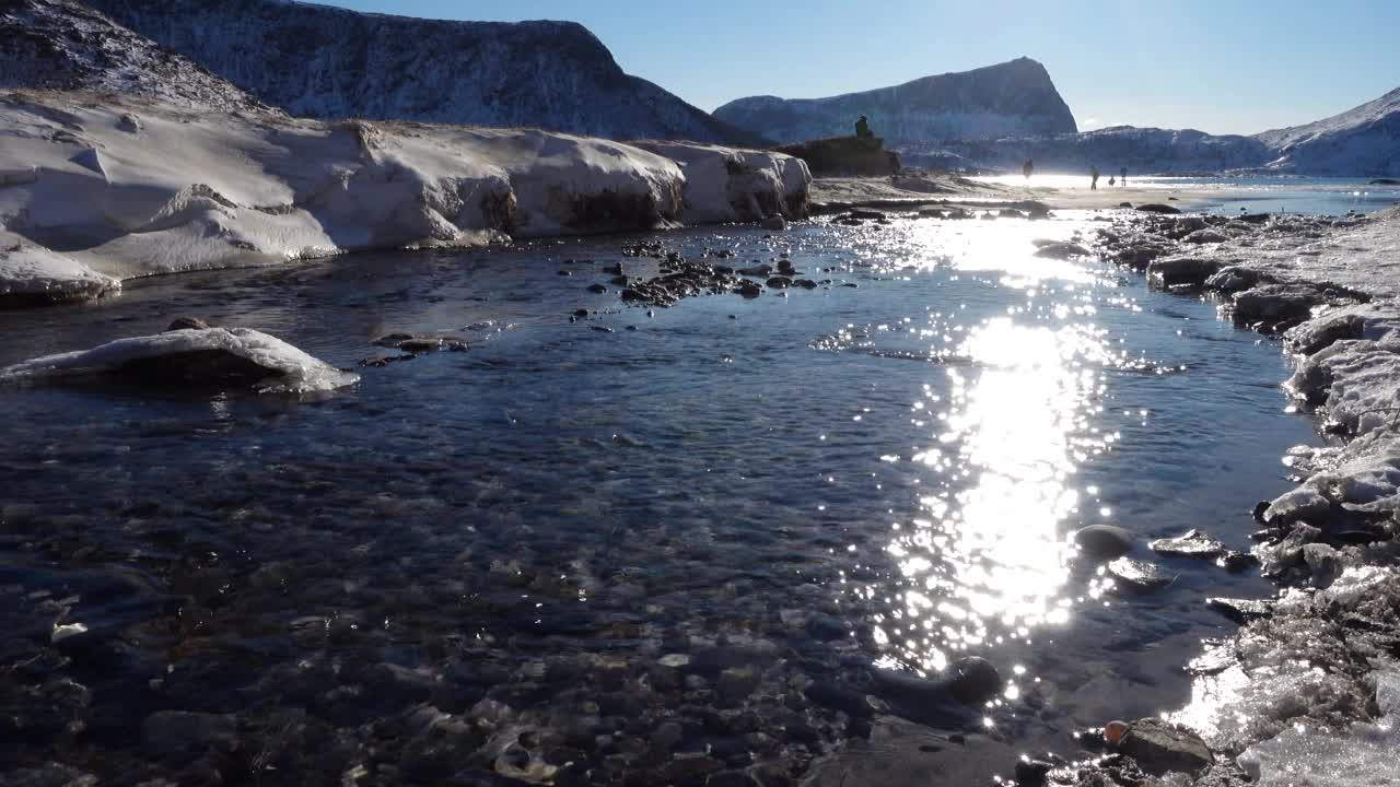 冬季罗浮敦群岛沙滩上的海浪视频素材