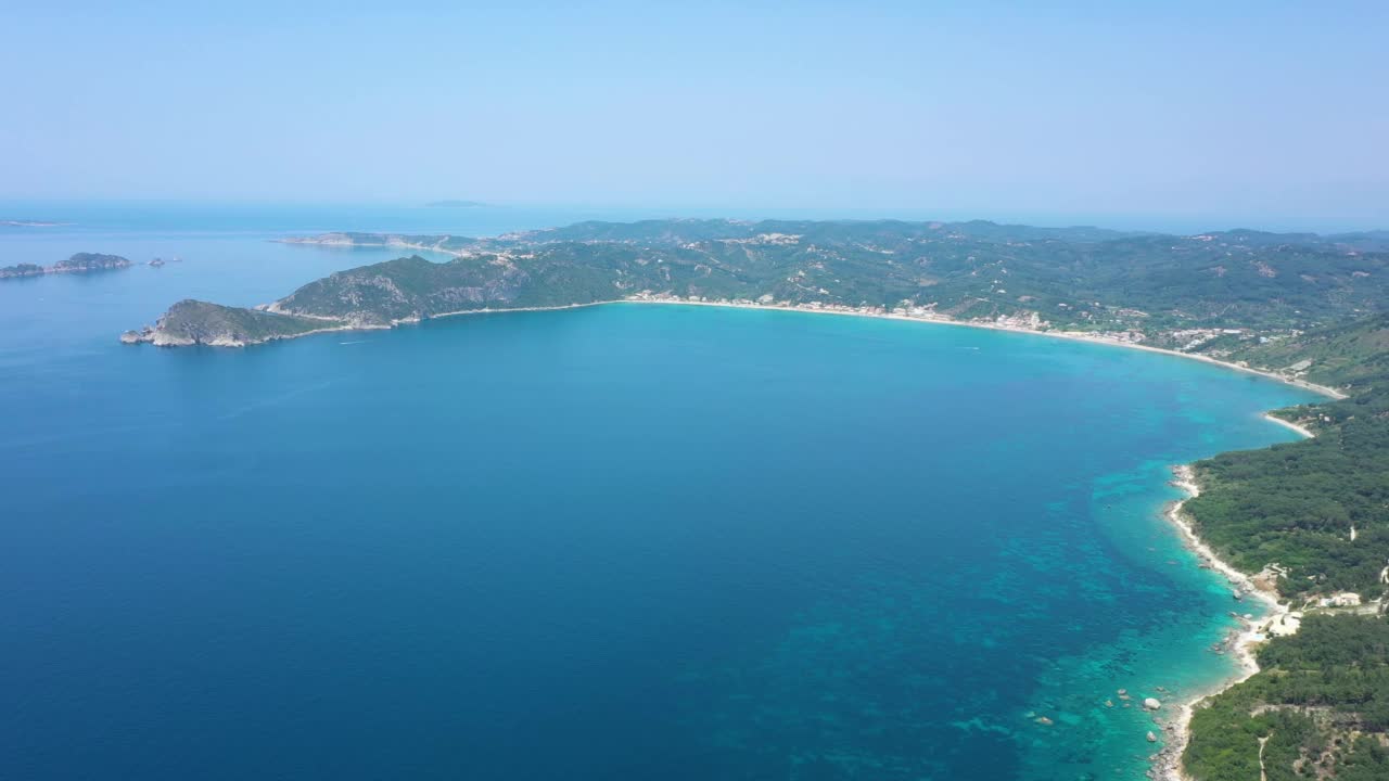 空中俯瞰蓝绿色的海浪和神奇的岩石海岸线视频素材