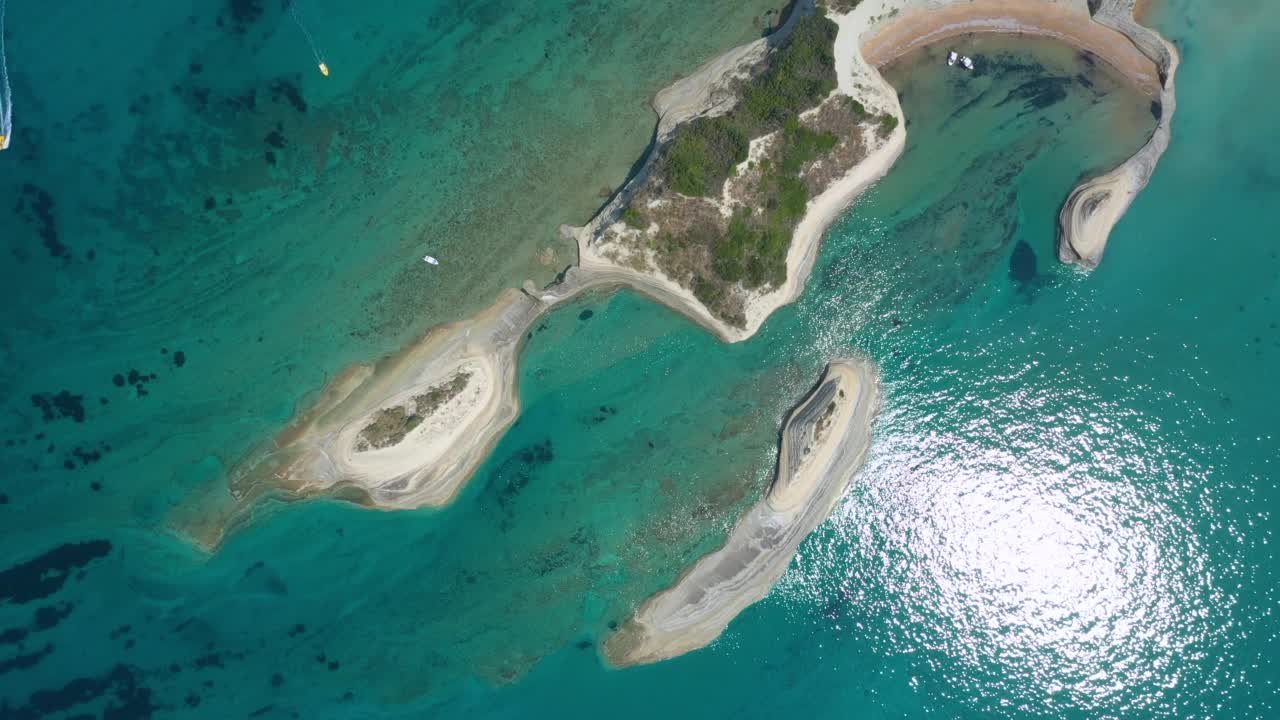 希腊科孚岛佩鲁拉德斯村附近德拉蒂斯角陡峭的白色悬崖鸟瞰图视频素材