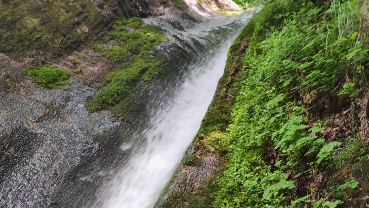 卡拉布里亚自然保护区阳光下的瀑布美景。戏剧和风景如画的场景。欧洲,意大利。视频素材