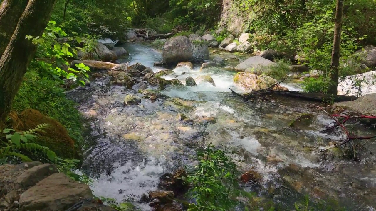 河流在山峦间流动。视频素材