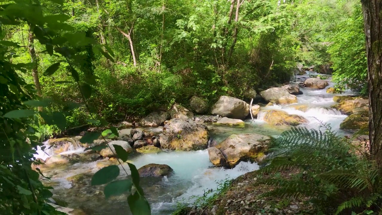 河流在山峦间流动。清水。视频素材