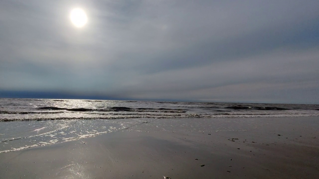 日落时海浪拍打着海滩视频素材