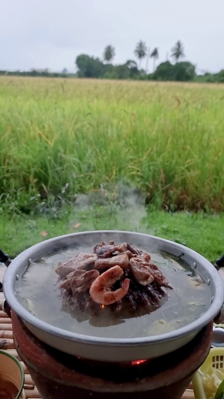 泰国稻田里的猪肉蔬菜烧烤、生态农场民宿的韩国烧烤视频素材