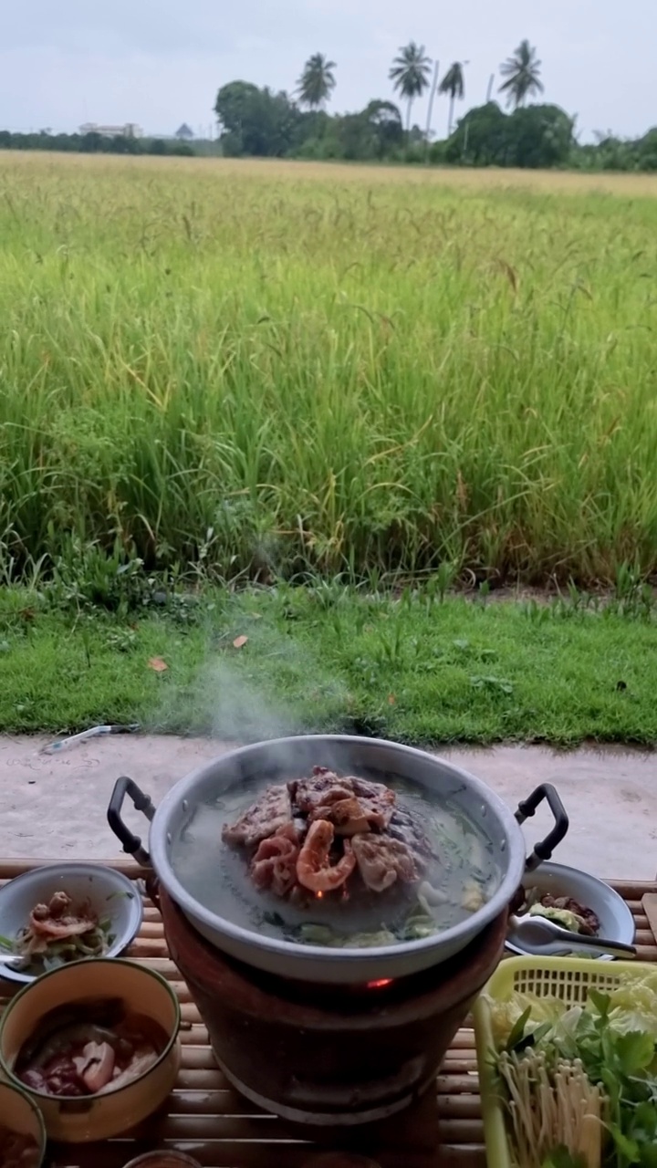 泰国稻田里的猪肉蔬菜烧烤、生态农场民宿的韩国烧烤视频素材