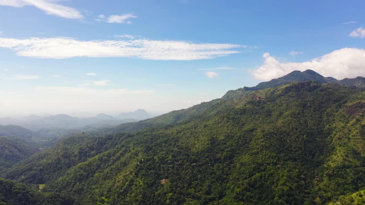 斯里兰卡的山脉和绿色丘陵。有常绿植被的山坡。视频素材