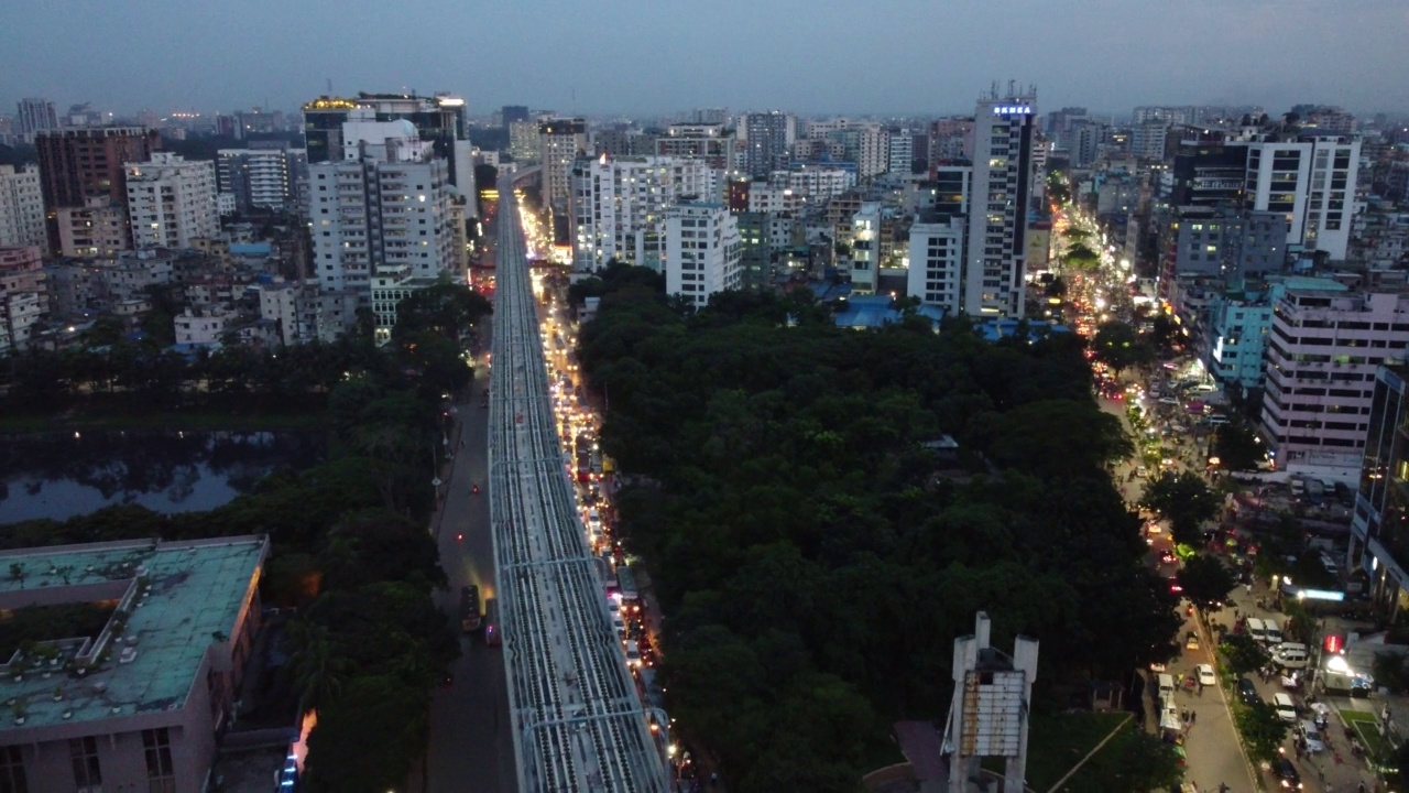 达卡的两条主要道路的鸟瞰图，交通流量和地铁轨道在演变- Stock Footage视频下载