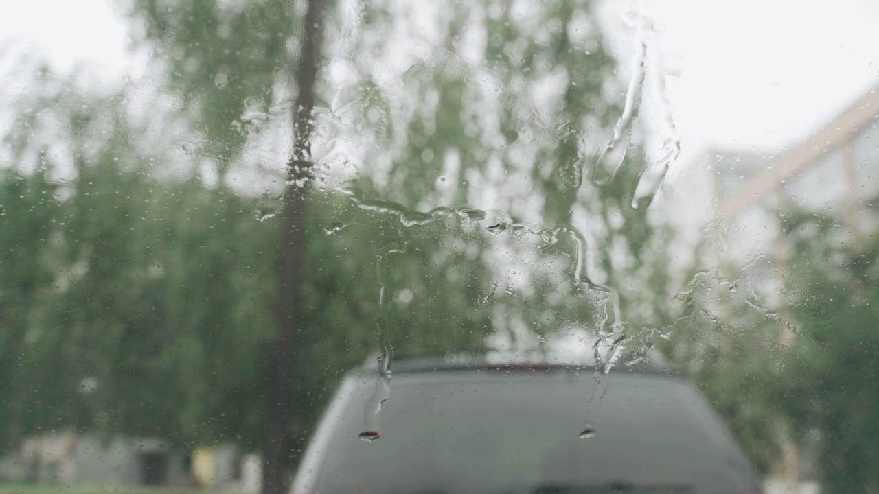 下雨时还能用的汽车雨刷。特写镜头。视频素材