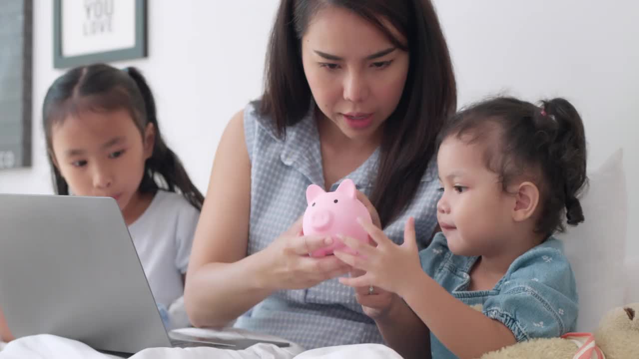 亚洲妈妈教你的女儿省钱视频素材