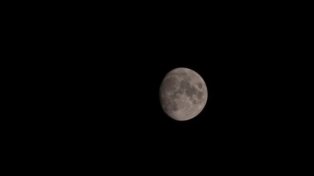 满月在漆黑的夜晚发光视频素材