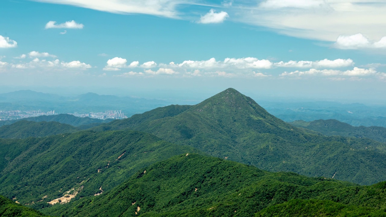 山、蓝天、白云流淌视频素材