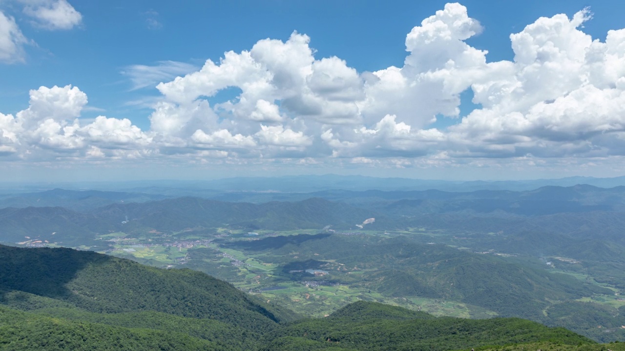 山、蓝天、白云流淌视频素材