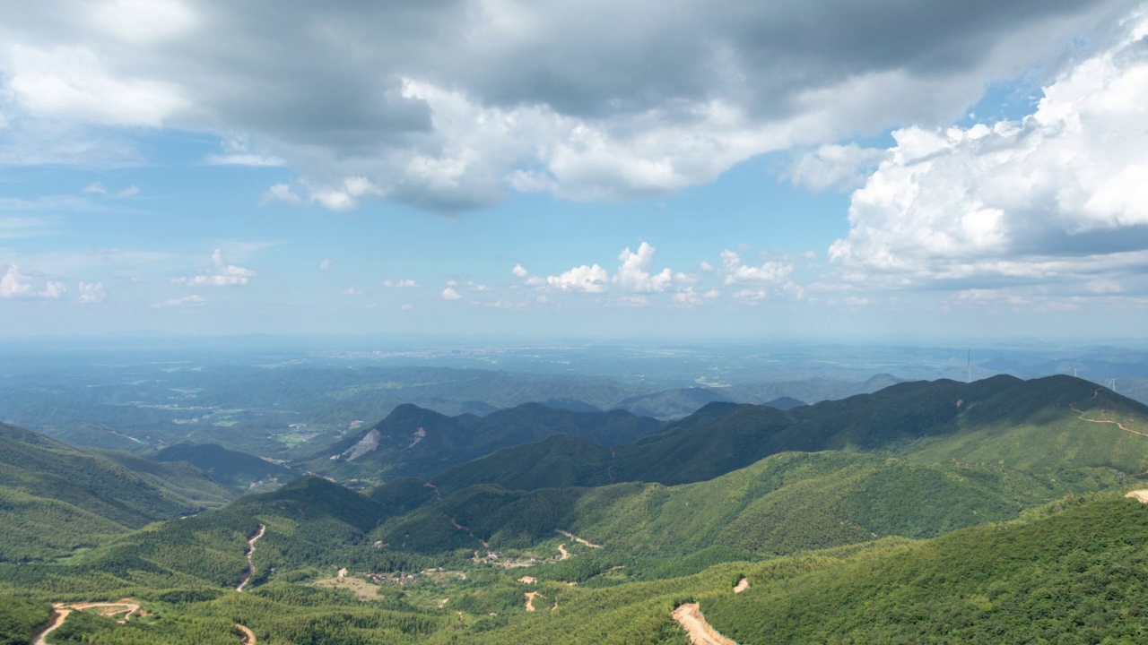 山、蓝天、白云流淌视频素材