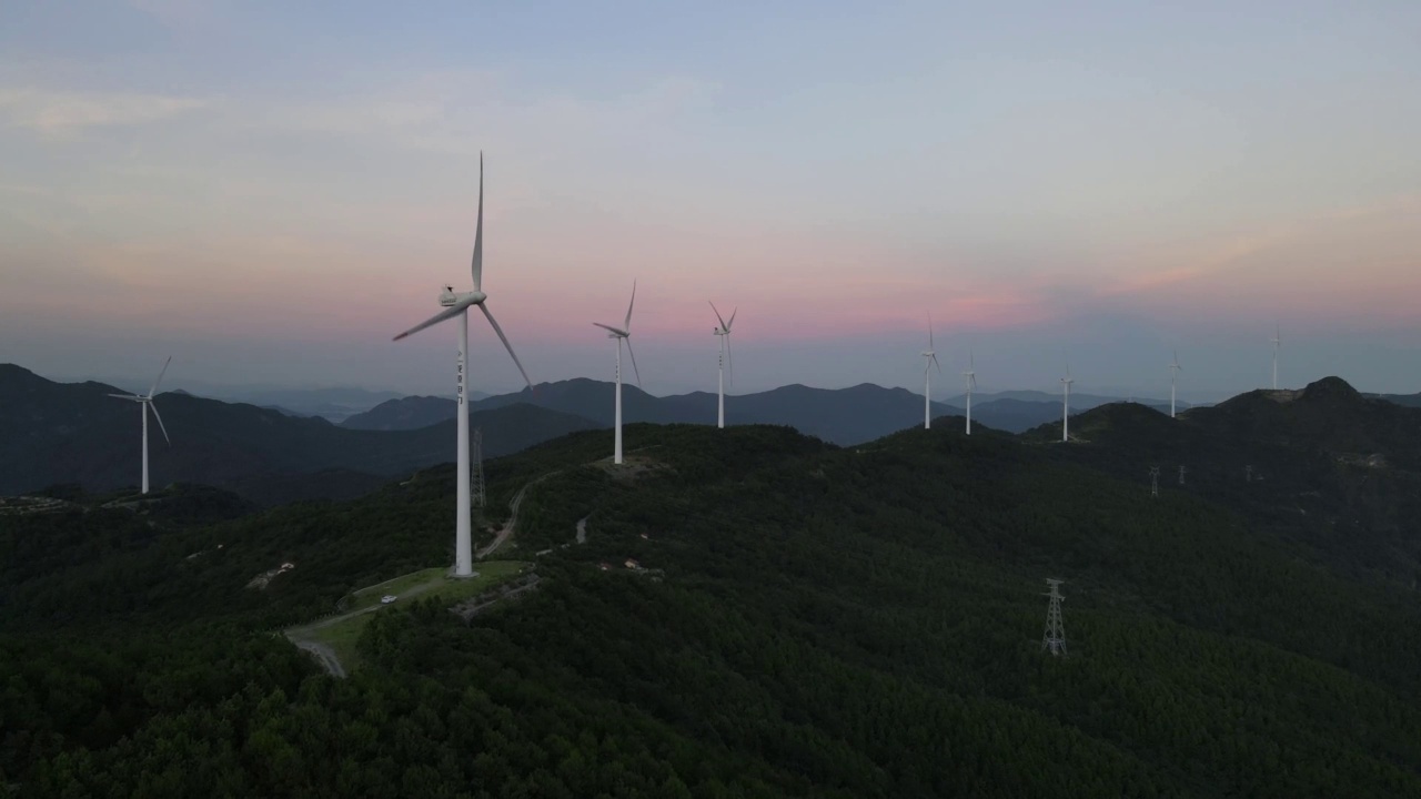 夕阳余辉下山顶的风力发电机视频素材