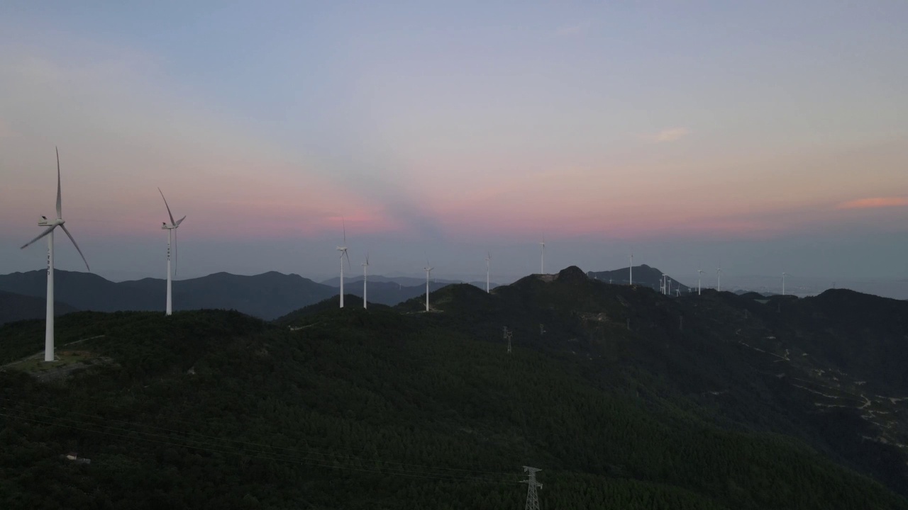 夕阳余辉下山顶的风力发电机视频素材