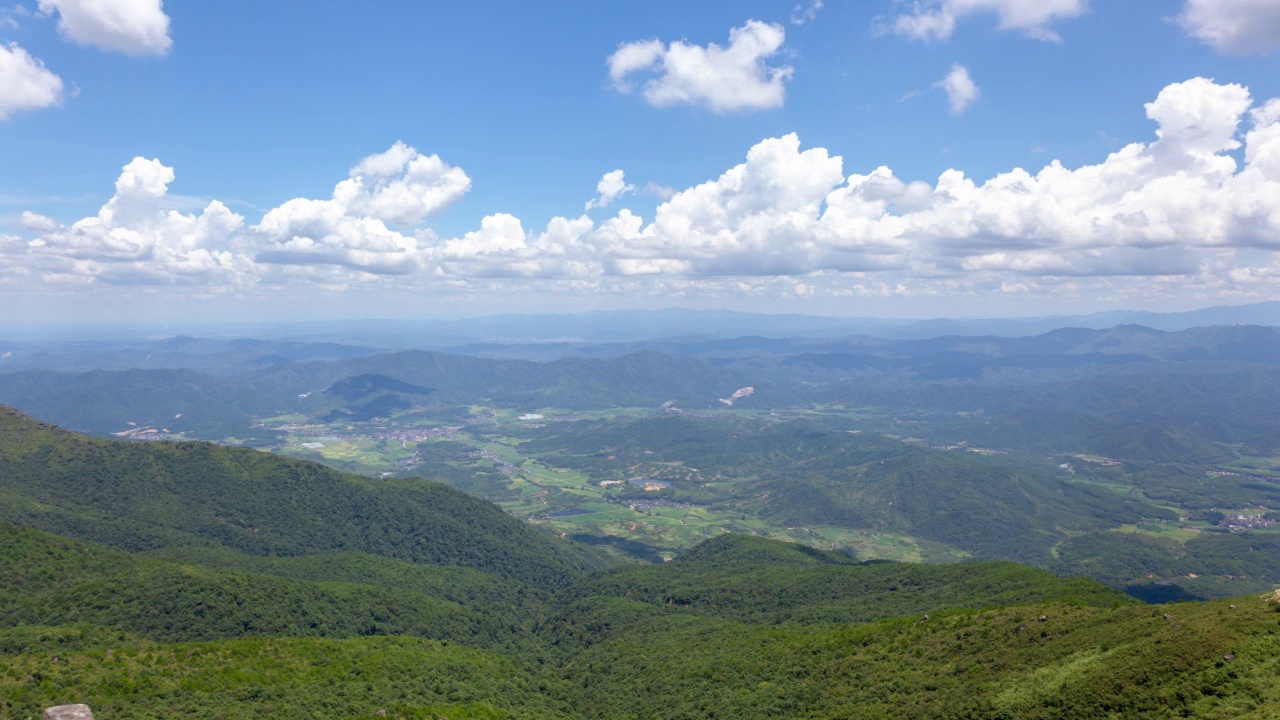 山、蓝天、白云流淌视频素材