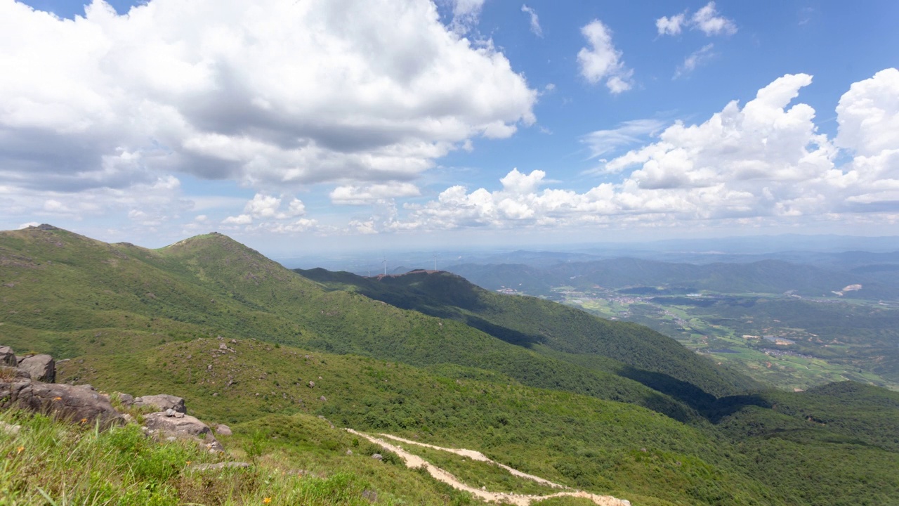 山、蓝天、白云流淌视频素材