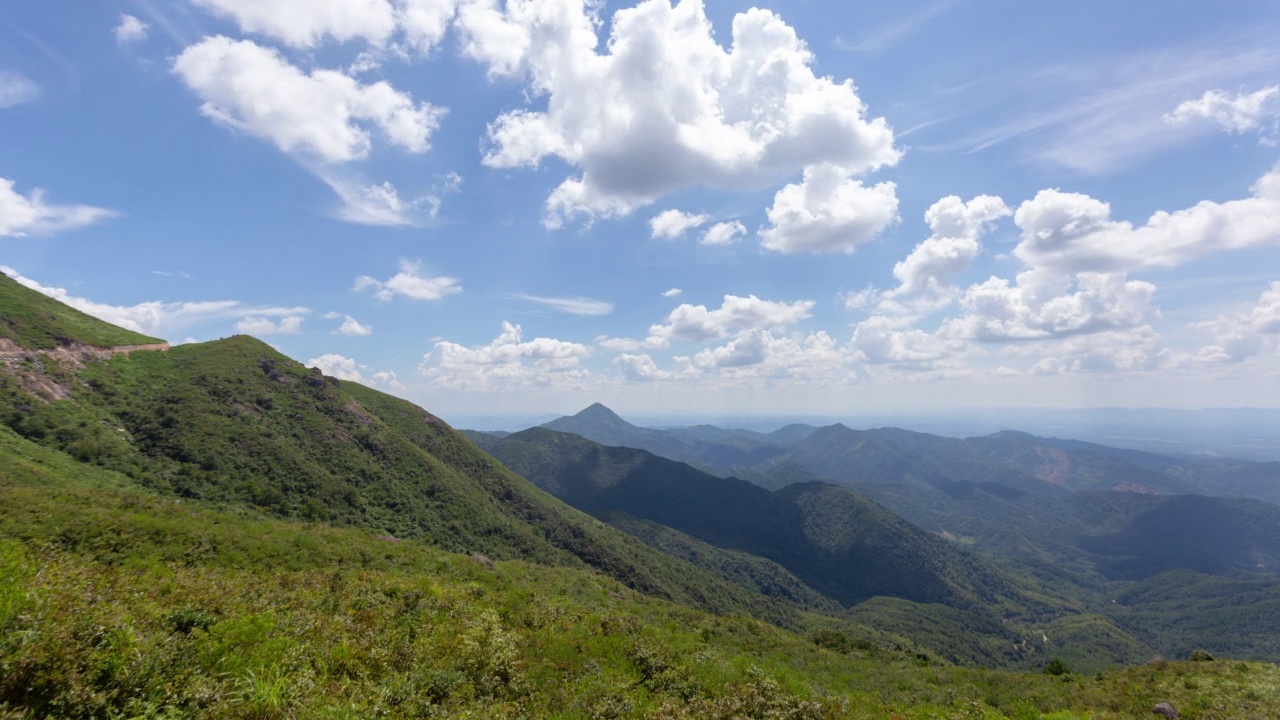 山、蓝天、白云流淌视频素材