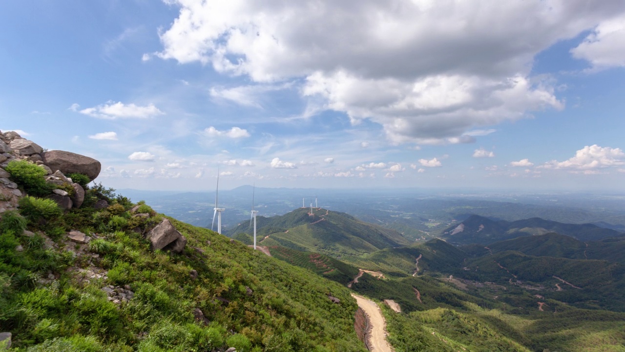 山、蓝天、白云流淌视频素材