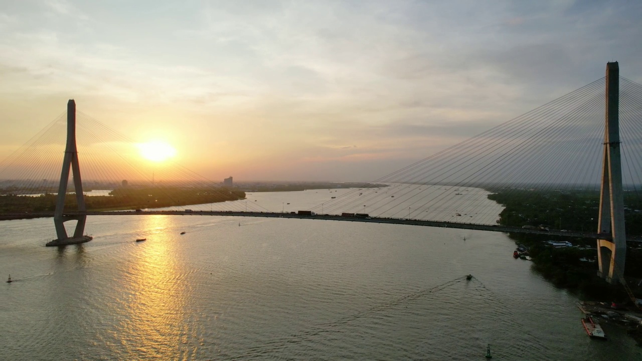 越南Can Tho bridge, Can Tho city，鸟瞰日落的天空视频素材