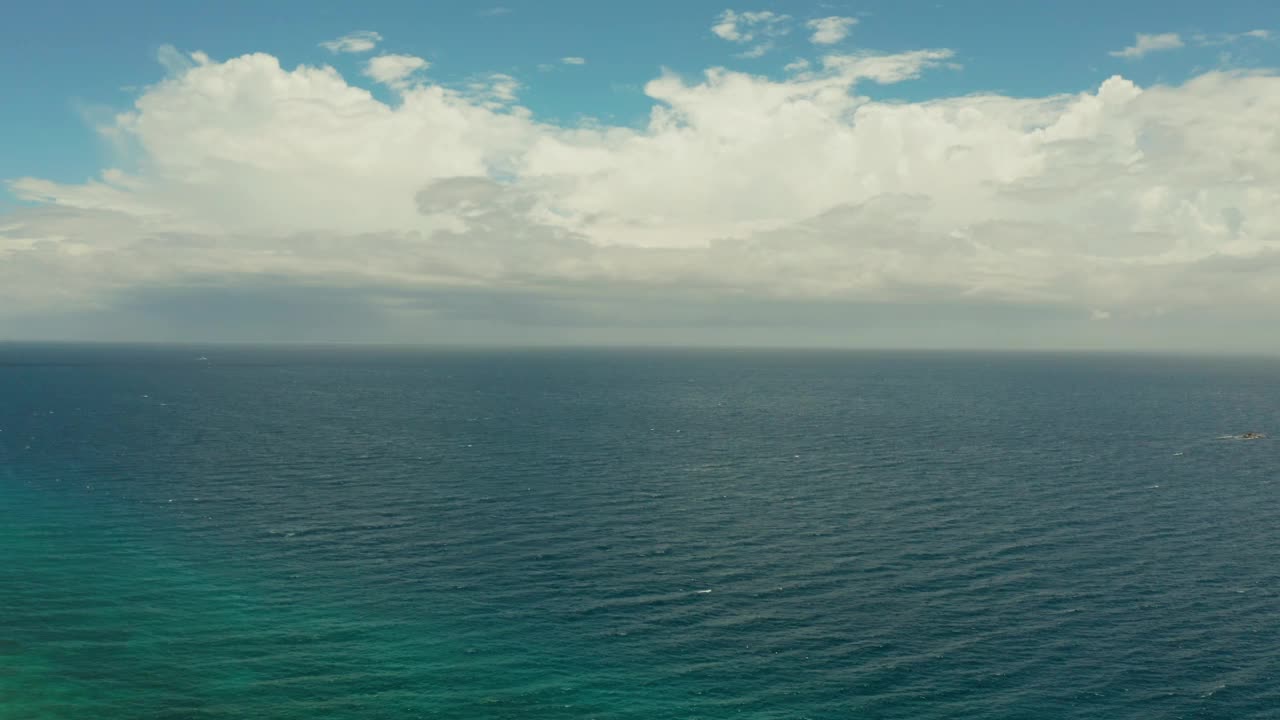 海景，蓝色的大海，有云的天空和岛屿视频素材