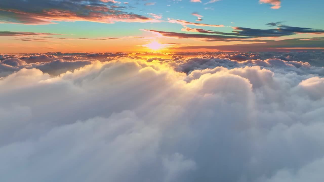 绚丽的夕阳在天空的云朵之上。阳光穿过云层。Сamera升到云层之上，看明亮的夕阳天空和太阳视频素材