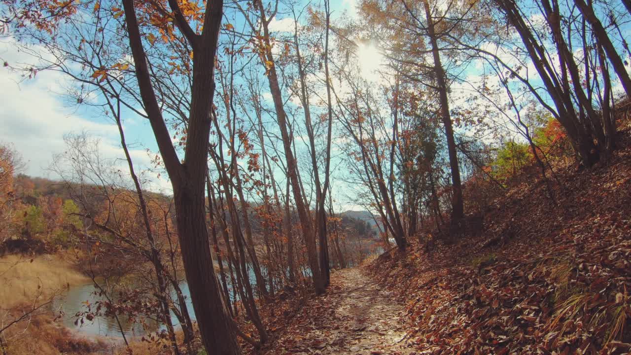 韩国横城郡/江原道的湖泊，Dulle trail和秋天视频素材