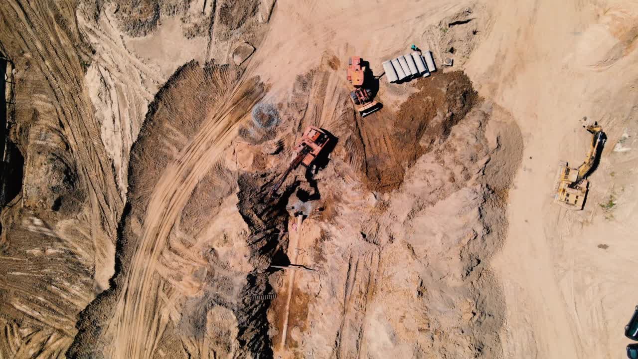 建筑工地的土方工程。挖掘机挖地进行污水施工。视频素材