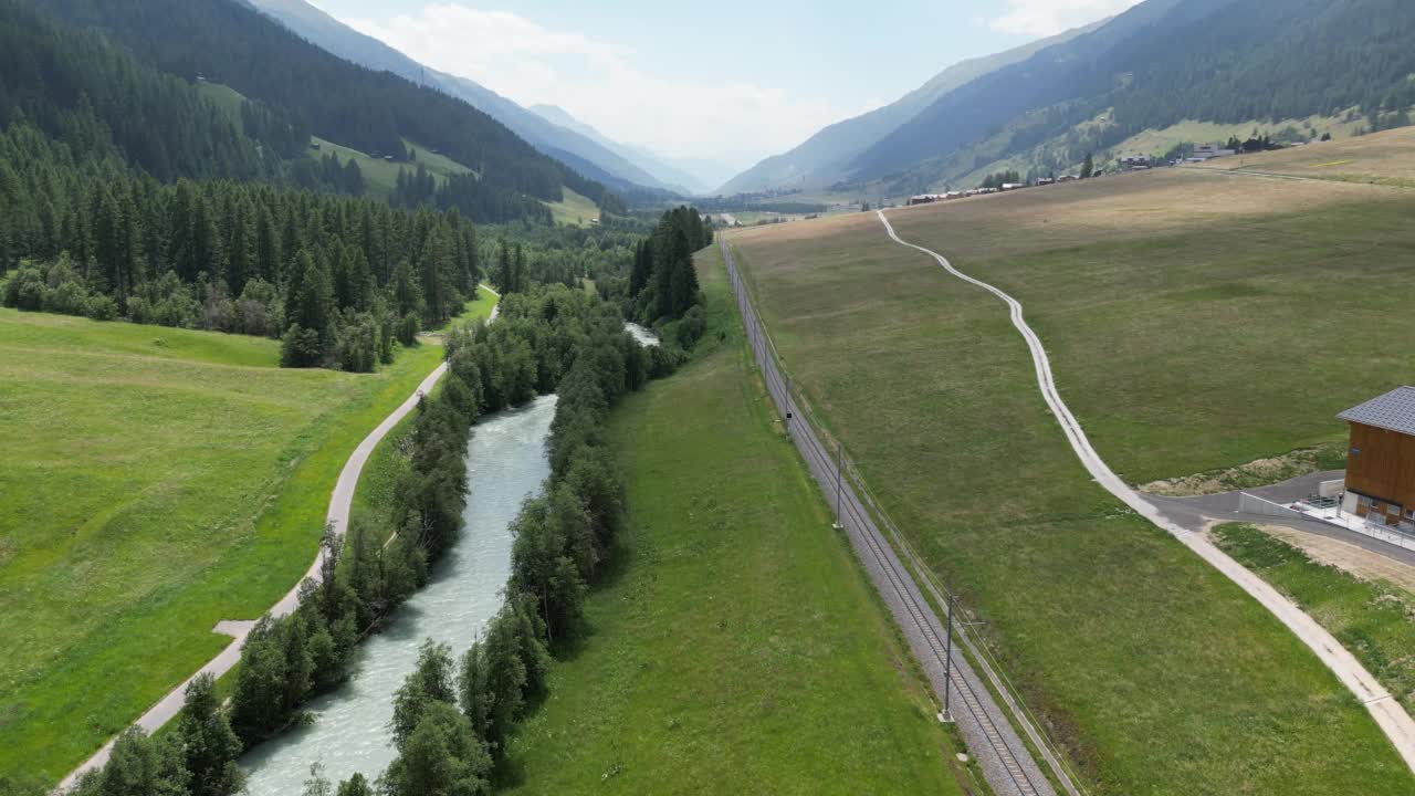 山村里空荡荡的铁路视频下载